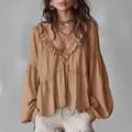 Elegante blusa camel con cuello en V, bordes de volantes y mangas de farol vintage - XS / Tops / Tostado