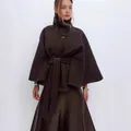 Elegante donkerbruine wollen capejas met hoge opstaande kraag en een slanke tailleband - S / Tops / koffiekleur