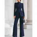 Elegant marineblauw tweedelig pak met blazer met opstaande kraag en flared broek - S / Boven- En Onderstuk / Marineblauw