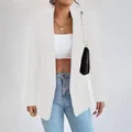 Primer plano de un elegante blazer blanco para mujer con cuello chal para el trabajo - S / Tops / Blanco