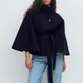 Elegante marineblauwe wollen cape-jas met opstaande kraag en verstelbare strikceintuur - Donkerblauw