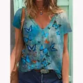 Detalle de una camiseta de mujer con cuello en V y un elegante estampado de mariposa azul - S / Tops / Mariposa Azul