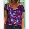 Detalle de camiseta de mujer con cuello en V e impresionante estampado de mariposa púrpura. - S / Tops / Púrpura-Mariposa