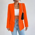 Elegante blazer de mujer en naranja vibrante con corte entallado mostrado sobre una modelo - S / Tops / Rojo Anaranjado