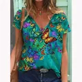 Vista detallada de camiseta para mujer con cuello en V y vibrante estampado de mariposas - Verde-Mariposa