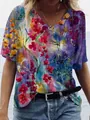 Primer plano del vibrante estampado floral de acuarela en una camiseta de manga corta con cuello en V. - S / Tops / Púrpura
