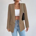 Detalle de una elegante americana caqui para mujer para looks otoñales profesionales - S / Tops / Caqui