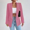 Vista frontal de una blazer rosa que detalla las solapas y los bolsillos para mujer hoy. - S / Tops / Rosa