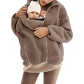 Detailweergave van de kangoeroezak op een warme bruine sherpa fleece zwangerschapsjas - S / Tops / Kangoeroezak Kameel