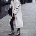 Streetstyle-Ansicht eines langen weißen Wollmantels mit Schlangenlederstiefeln. - XS / Oberteile / Weiß