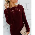 Maglione soffice bordeaux con inserto in pizzo sulla scollatura in primo piano. - Borgogna