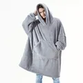 Manta con capucha de forro polar gris extragrande mostrada en un modelo - Talla única / Tops / Gris