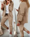 Nahaufnahme eines stylischen khakifarbenen zweiteiligen Freizeitanzugs für Damen mit Blazer - S / Oberteil Und Unterteil / Khaki
