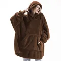 Primer plano de manta sudadera gigante de felpa marrón con bolsillo frontal grande. - Talla única / Tops / Café