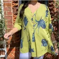 Vista dettagliata di una tunica da donna in cotone e lino verde lime con fiori blu - Taglia S / Top / Giallo
