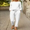 Vista dettagliata del set in lino bianco con top a maniche lunghe e pantaloni con lacci - Bianco