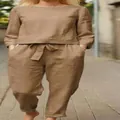 Vista dettagliata di un completo casual in lino a due pezzi con pantaloni con lacci - Cachi