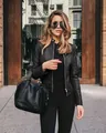 Detailansicht der schwarzen Kunstlederjacke für Damen in einem urbanen Streetstyle-Setting - S / Oberteile / Schwarz
