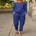 Donna che indossa un semplice completo a due pezzi in lino blu in ambiente esterno - Blu scuro