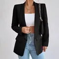 Elegante blazer negro profesional para mujer con hombreras y un diseño frontal abierto - S / Tops / Negro