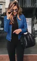 Elegante chaqueta de cuero sintético azul para mujer en un entorno de calle urbana - S / Tops / Azul