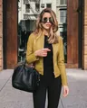Chaqueta elegante de cuero PU amarillo mostaza para mujer en un entorno de moda - S / Tops / Amarillo