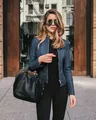 Vista detallada de una elegante chaqueta de cuero PU azul para mujer en un entorno urbano - S / Tops / Azul Denim