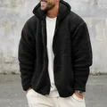 Close-up van de zachte zwarte sherpa fleece textuur van deze herenjas met capuchon - S / Tops / Zwart