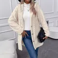 Detailansicht eines beigen Teddy-Cardigans mit Kapuze und weicher Rautenstruktur - S / Oberteile / Weiß