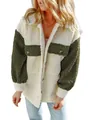 Vista dettagliata della calda giacca sherpa bicolore con tasche decorative sul petto. - Verde militare