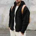Primer plano de chaqueta sherpa negra con capucha para hombre y textura afelpada - S / Tops / Negro