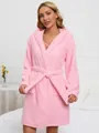 Gedetailleerd overzicht van een zachte roze pluche badjas met capuchon, ceintuur en zakken - S / Tops / Roze