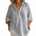Gros plan d'une chemise décontractée en lin gris clair à col en V et coupe ample - 3XL / Hauts / Gris