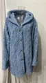 Gemütliche blaue Damen-Plüschjacke mit Kapuze und stilvollem Rautenmuster für den Winter - S / Oberteile / Hellblau