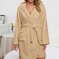 Zachte kaki pluche badjas met capuchon, verstelbare tailleriem en zakken voor dames - S / Tops / Khaki