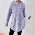 Primer plano de una sudadera con capucha de felpa morada con diseño de patrón de espiga. - S / Tops / Púrpura