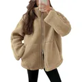 Detailweergave van de zachte beige sherpa fleece textuur en de ritssluiting met kraag - S / Tops / Khaki