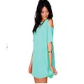 Detailansicht eines locker sitzenden mintgrünen Chiffonkleides mit Cut-Out-Schultern - S / Oberteile / Hellblau