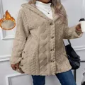 Bequeme beige Plüsch-Kapuzenstrickjacke mit Rautenmuster und Knöpfen im Holz-Stil - S / Oberteile / Khaki