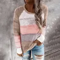 Detailansicht eines gestrickten Damenpullovers mit Rundhalsausschnitt und Farbkombination - S / Oberteile / Rosa