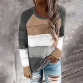 Detailansicht eines Damenstrickpullovers mit Farbblockdesign und Lochmuster - S / Oberteile / Braun