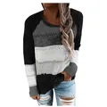 Detail eines Damen-Strickpullovers mit Farbblock-Design, Lochmuster und Rundhalsausschnitt. - S / Oberteile / Schwarz