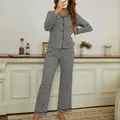 Dames pyjama-set met zwart-wit geruit patroon, voorzien van een top met lange mouwen en broek. - S / Top en Broek / Zwart-wit geruit