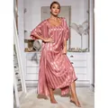 Elegante conjunto de pijama de satén a rayas rosas con camisón y bata a juego - S / Top Y Pantalón / Rojo claro