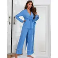 Elegante pigiama azzurro a maniche lunghe da donna con profili bianchi e cintura in vita - Blu