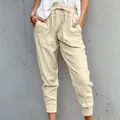 Detailansicht der minimalistischen beigen Damen-Casual-Jogginghose aus Baumwollleinen - S / Unterteile / Aprikose