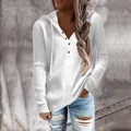 Vista detallada de suéter de punto blanco para mujer con capucha y cuello de botones - S / Tops / Blanco
