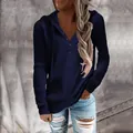 Vista de detalle de la sudadera con capucha de punto azul marino con los botones - S / Tops / Azul Marino