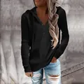 Detalle de sudadera negra de punto con capucha y cuello de botones para mujer - S / Tops / Negro