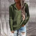 Detalle de una sudadera con capucha de punto acanalado verde oliva con cuello de botones - Verde Militar